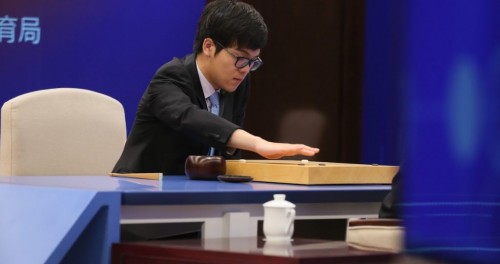 那个战胜人类最强棋手的 AlphaGo，现在要教人类下围棋了
