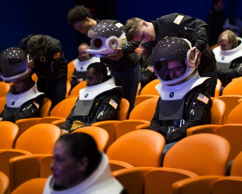 国家地理做了一款沉浸式 VR 头盔，和太空宇航员同款那种