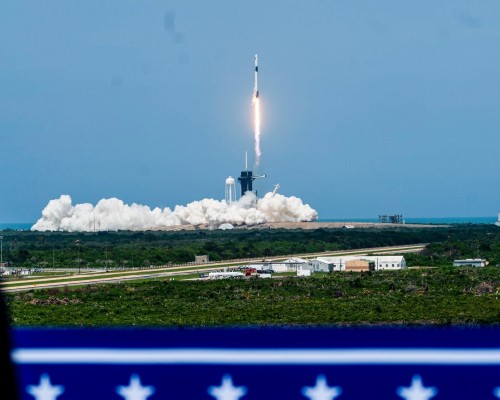 SpaceX 载人飞船首发成功：马斯克的理科式浪漫与载人航天的新起点